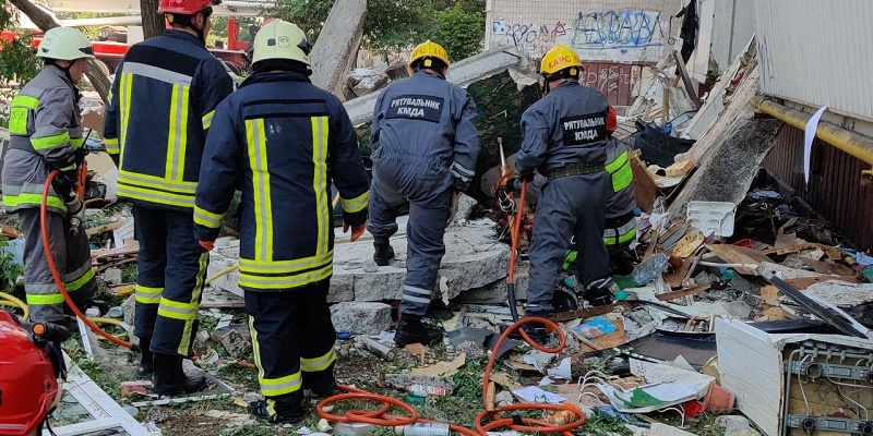 Обрушение многоквартирного дома в Киеве: 1 человек умер, 3 освобождены из-под завалов