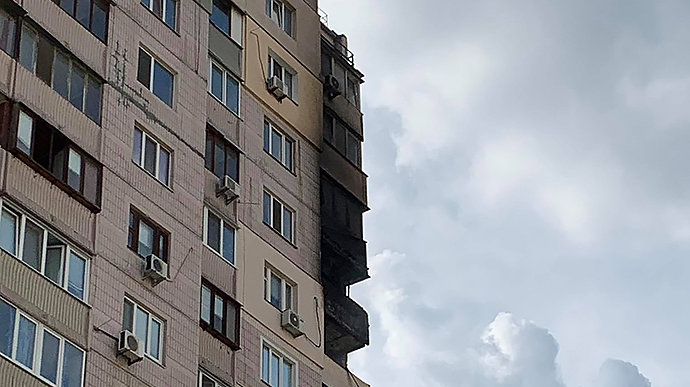 В Киеве загорелась многоэтажка рядом с домом, где ранее произошел взрыв