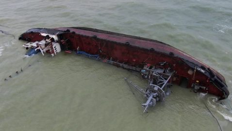 Из затонувшего на пляже в Одессе танкера разлилось топливо