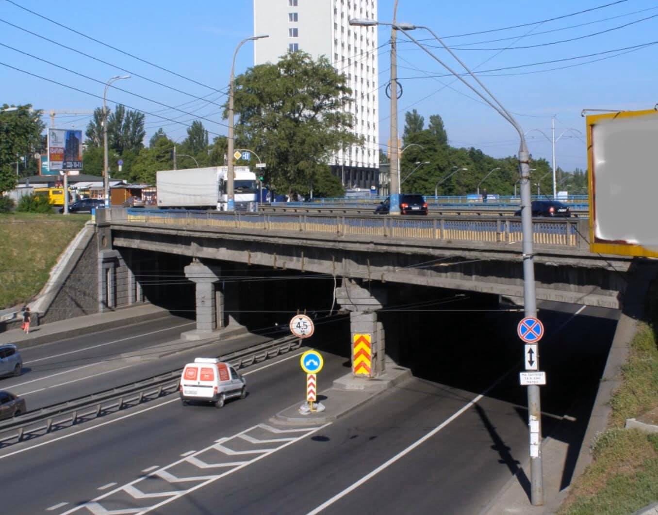 В «Киевавтодоре» объяснили ремонт моста скобами