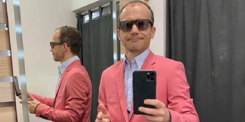 Министр юстиции сфотографировался в примерочной в розовом костюме