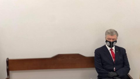 Порошенко пришел в суд на допрос о сдаче Крыма