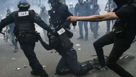 В Париже протестующие забросали полицию камнями и бутылками
