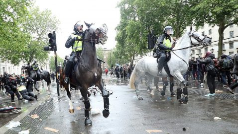 В Лондоне более 20 полицейских пострадали в ходе антирасистских протестов — видео