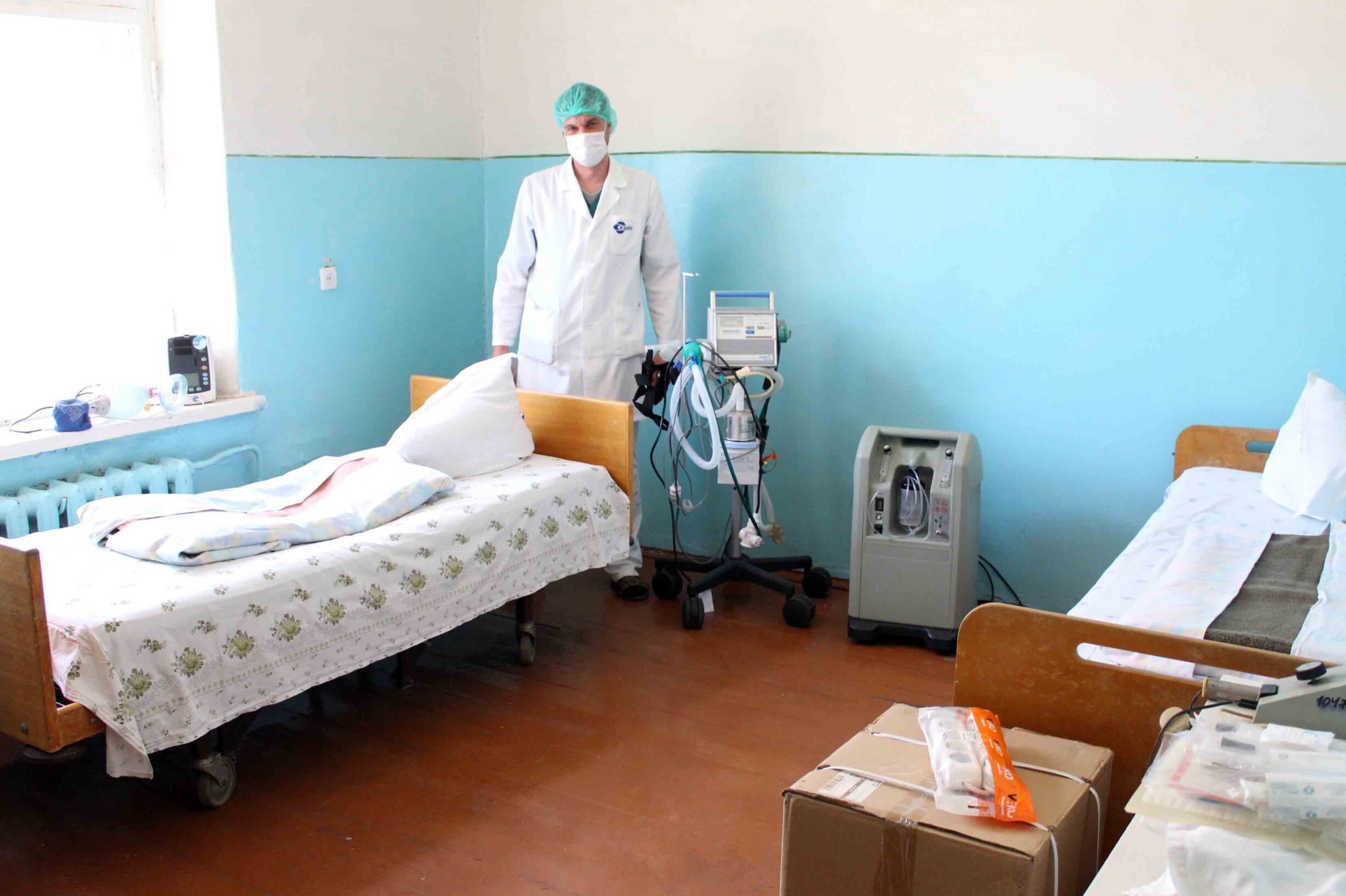 Шмыгаль: в Украине разворачивают больницы второй волны из-за COVID-19