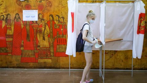 Экзитпол: изменения в Конституцию РФ поддержали 76% опрошенных