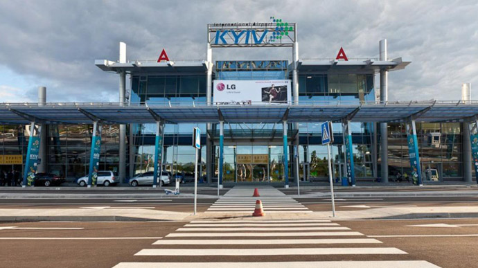 Аэропорт «Киев» открылся, несмотря на карантин