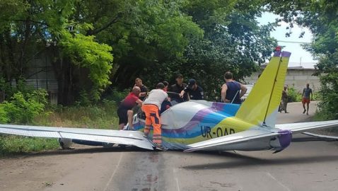 В Одессе на гипермаркет упал легкомоторный самолет, есть погибший