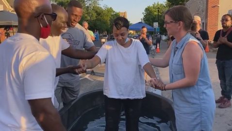 На месте смерти Джорджа Флойда начали крестить и исцелять людей — видео
