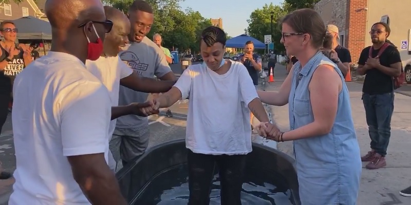 На месте смерти Джорджа Флойда начали крестить и исцелять людей — видео