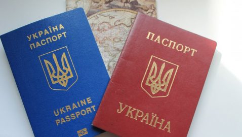 Суд просят отменить необходимость загранпаспорта для въезда в Россию