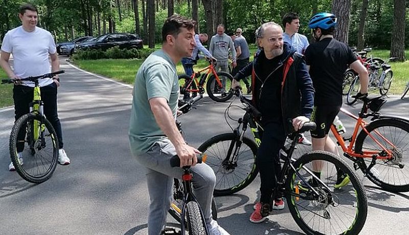 Зеленский пригласил журналистов покататься на велосипедах