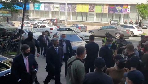 Порошенко прибыл к зданию ГБР, где его ожидают на допрос