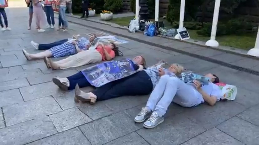 Матери пленных устроили лежачий протест на Банковой