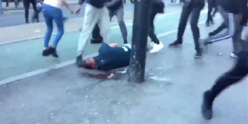 Толпа темнокожих протестующих в Лондоне избила белого парня – видео