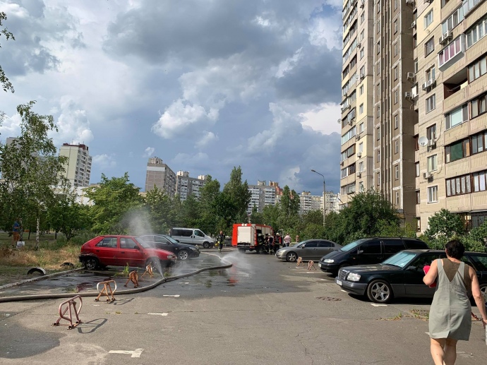 В Киеве загорелась многоэтажка рядом с домом, где ранее произошел взрыв - 3 - изображение