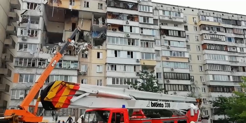 Взрыв дома в Киеве: жильцам выделят помощь и переселят их