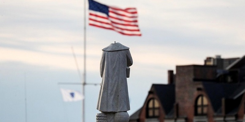 В США начали бороться с памятниками Колумбу