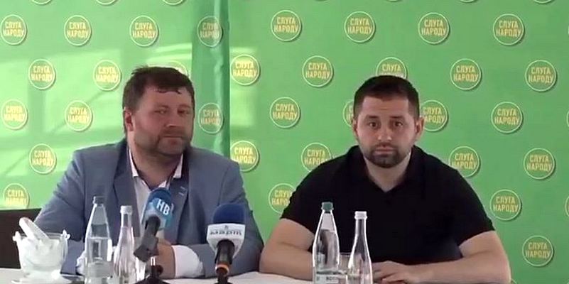 «Баба рабочая, как корабельная сосна»: Арахамия и Корниенко обсудили коллегу по партии