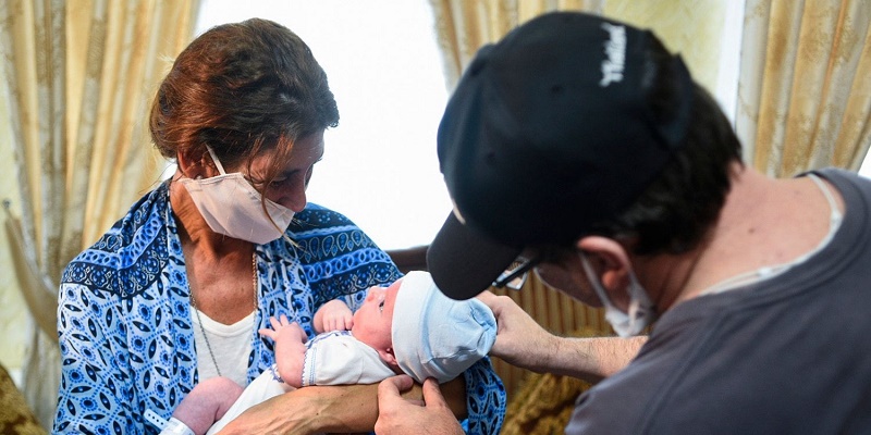 В Киеве младенцев от суррогатных матерей одели в вышиванки и вручили иностранцам