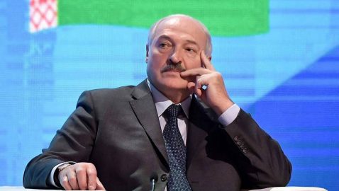Лукашенко передал в подарок Зеленскому белорусские вышиванки