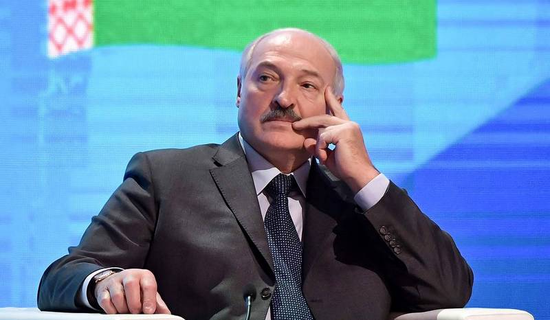 Лукашенко передал в подарок Зеленскому белорусские вышиванки