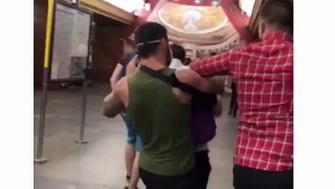 Как началась драка сторонников и противников Шария в метро – видео