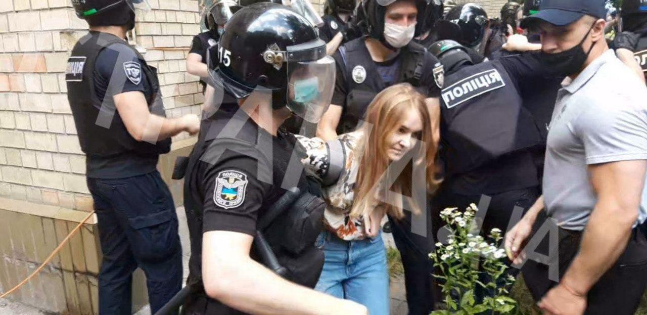 Девушка Стерненко ударила полицейского ногой. Ее задержали, а потом отпустили