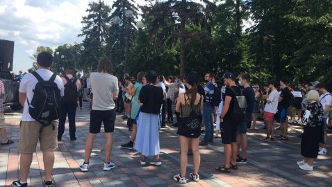 Возле Рады митингуют за отставку Авакова