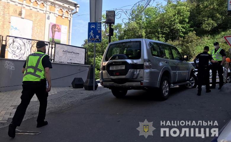 Пьяный мужчина в Киеве угнал авто иностранного посла и попал на нем в ДТП - 1 - изображение