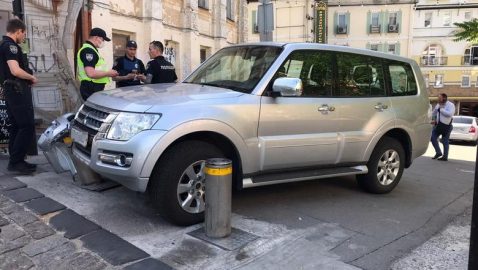 Пьяный мужчина в Киеве угнал авто иностранного посла и попал на нем в ДТП