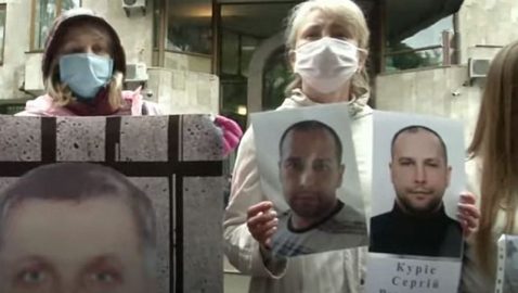 Родственники украинских пленных пришли к посольству Франции