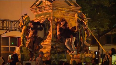 Участник протестов в США опрокинул на себя статую и впал в кому, видео
