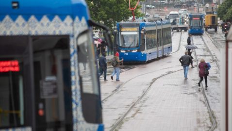 В Киеве водитель трамвая попал в больницу с сотрясением мозга за замечание пассажирам без масок