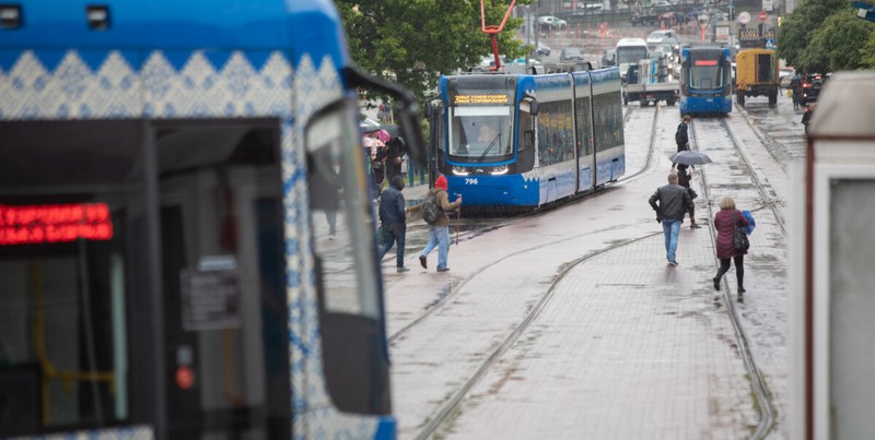 В Киеве водитель трамвая попал в больницу с сотрясением мозга за замечание пассажирам без масок