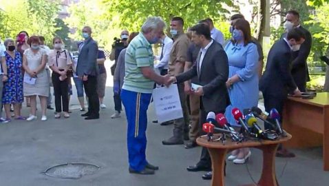 Зеленский с руководством ОП вышел на публику и вручил ключи пострадавшим на Позняках