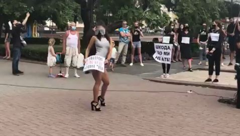 В Кропивницком Go-Go танцами протестовали против ночных ограничений общепита