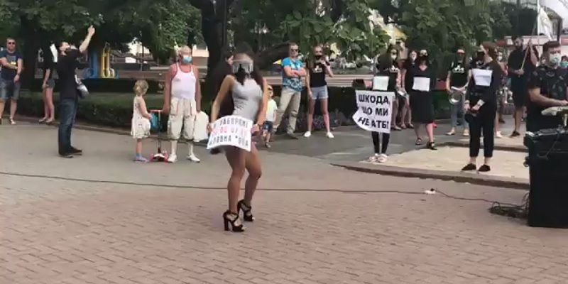В Кропивницком Go-Go танцами протестовали против ночных ограничений общепита