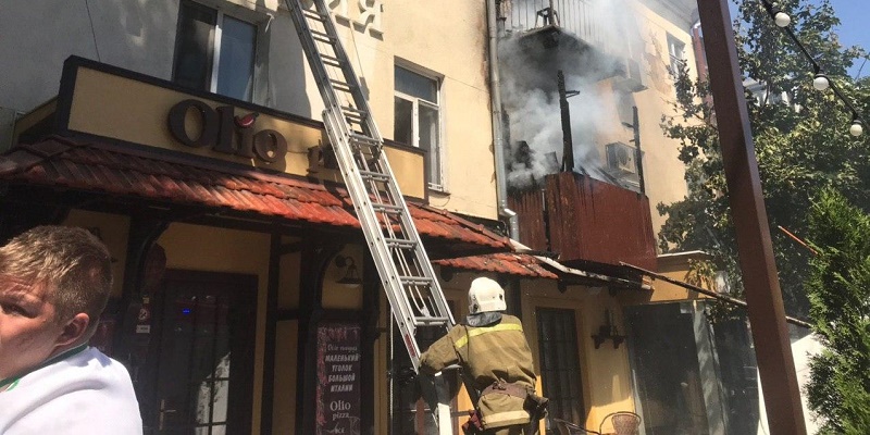 В центре Одессы загорелся жилой дом
