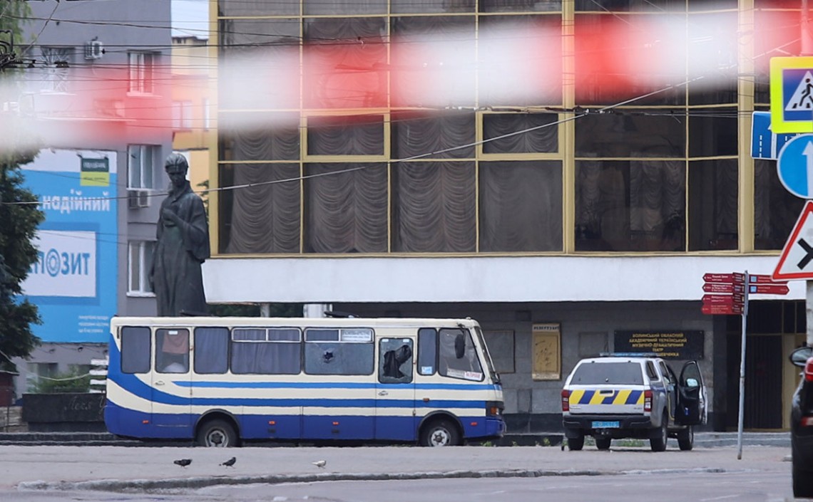 Вспоминают «Черное зеркало» и оружие с Донбасса. Что в западных СМИ пишут о захвате заложников в Луцке?