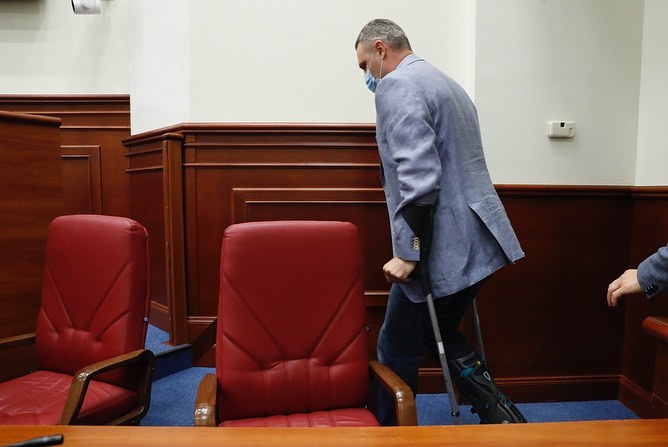 Кличко пришел в Киевсовет на костылях и пригрозил ими чиновникам