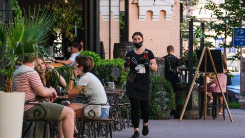 В Киеве ослабили карантин: рестораны и кинотеатры могут работать после 22:00