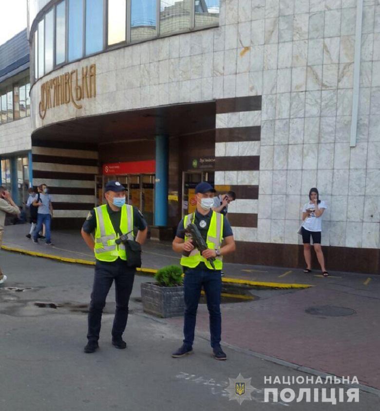 После взрыва у киевской станции метро на улицы вывели автоматчиков - 4 - изображение