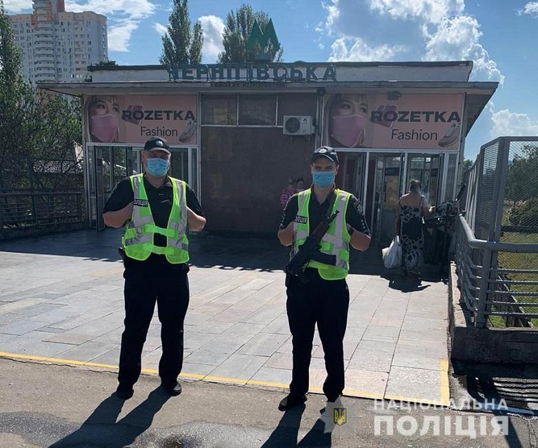 После взрыва у киевской станции метро на улицы вывели автоматчиков