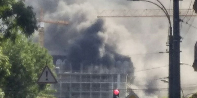 В центре Киева загорелся новострой