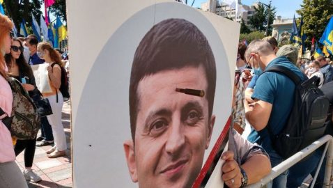 На мовный митинг принесли портрет Зеленского с патроном во лбу