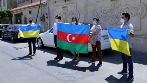 Пять человек устроили благодарственную акцию под посольством Украины в Баку