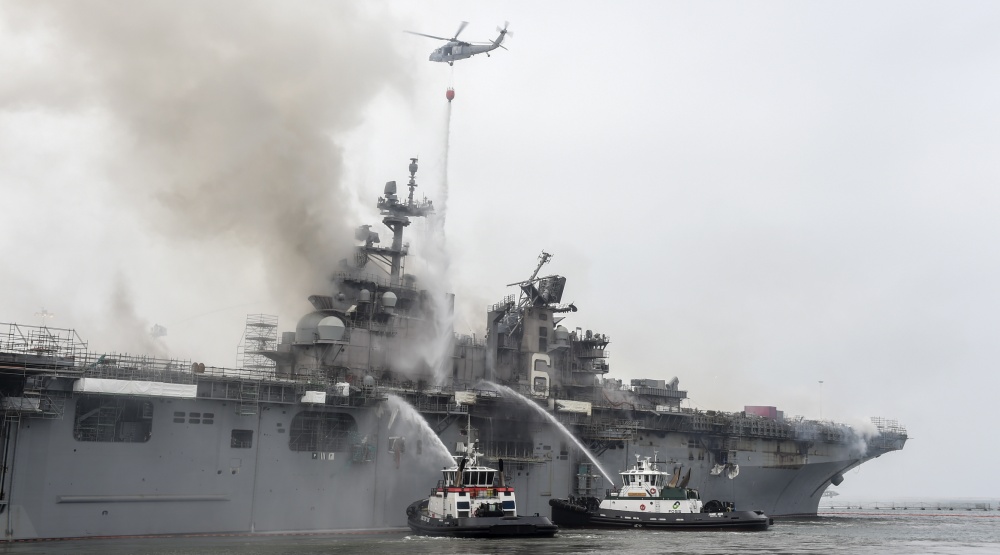 В США у берега второй день горит военный корабль, число жертв растёт