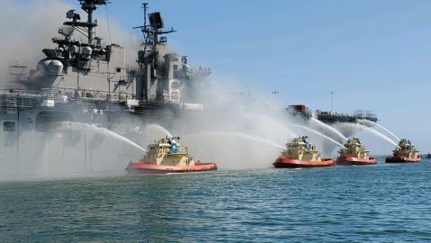 На базе ВМС США загорелся корабль, пострадал 21 человек