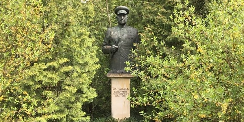Вандалы в Польше похитили и обезглавили памятник маршалу Рокоссовскому